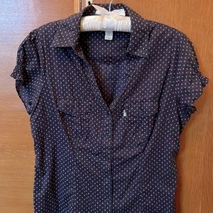 Feminine Levi’s short sleeve blouse 🌺